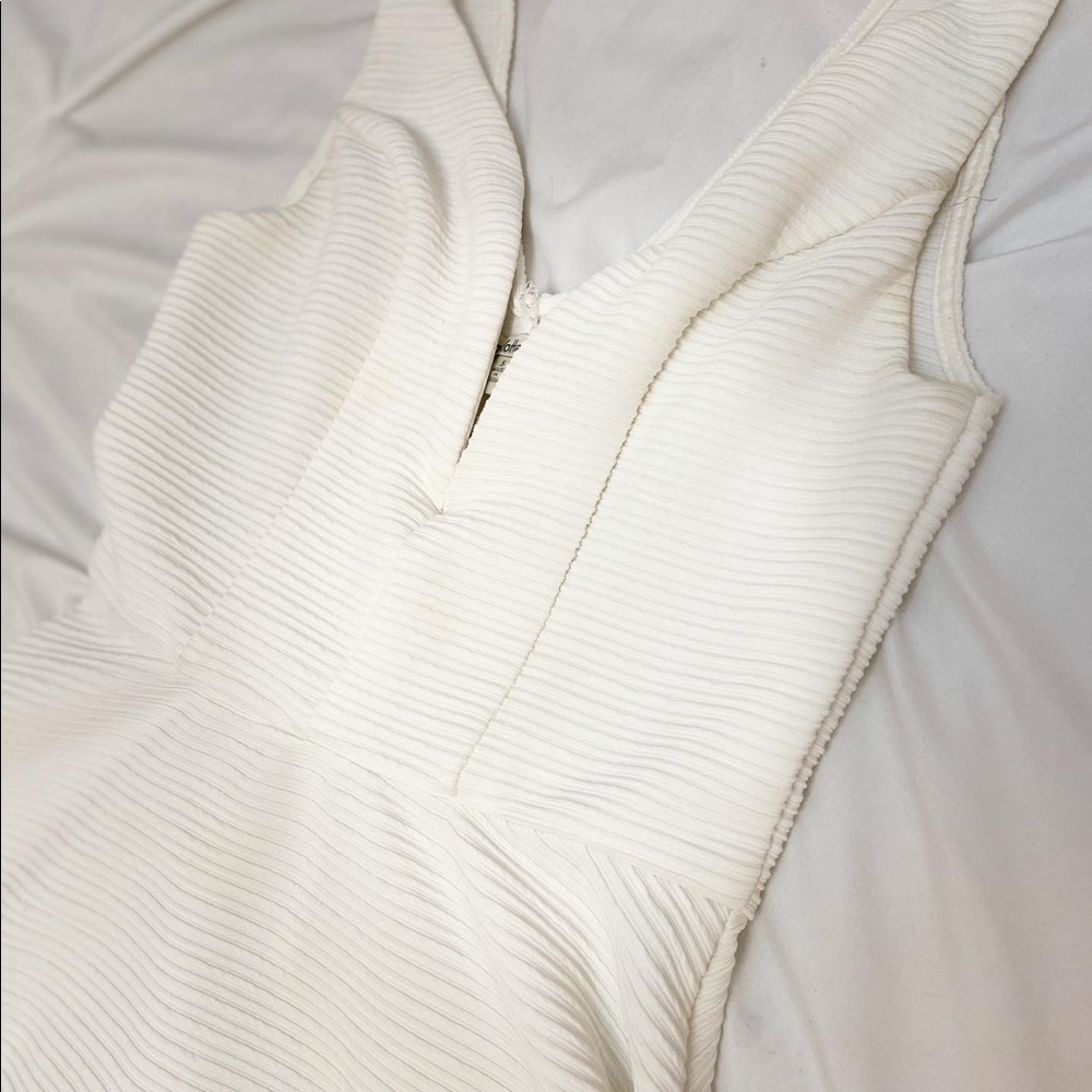 WHITE DRESS - Picture 3 of 5